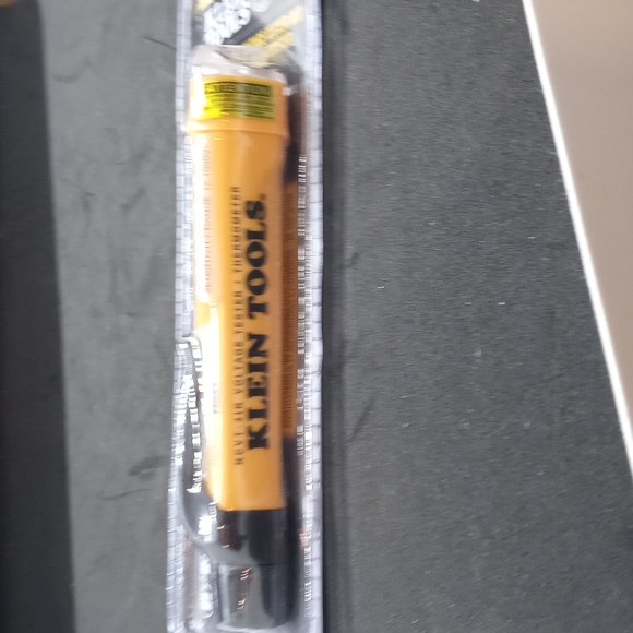 Klein Tools NCVT-4IR VOLTAGE TESTER+ THERMOMETER - Picture 6 of 6